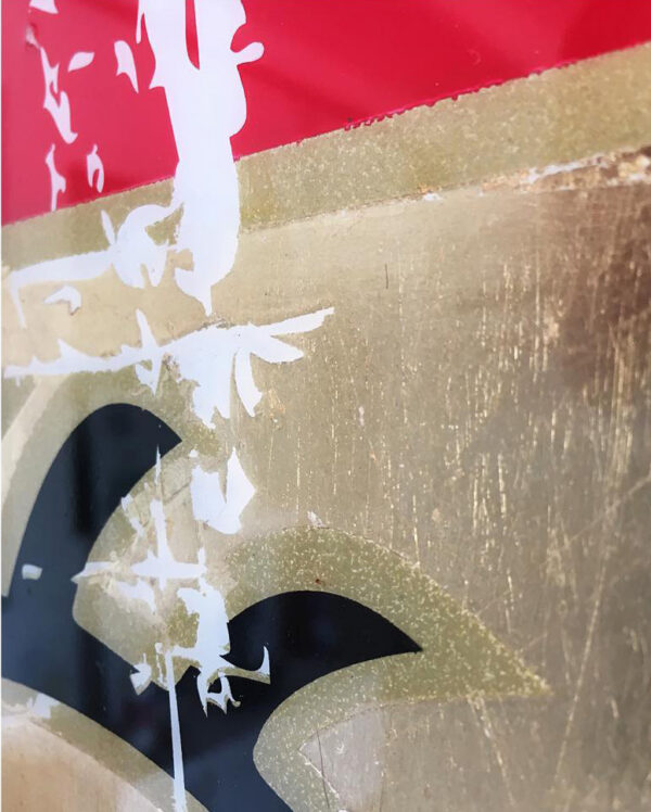 Porsche2 copie Mod/001 - The Worn Gold Porsche's Emblem
